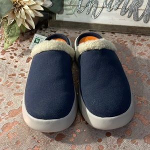 NWT women’s soft science slippers